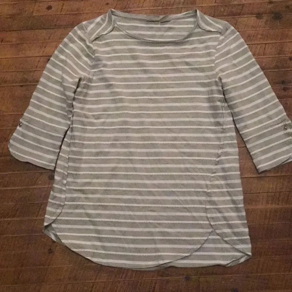 Chico’s zenergy striped dolphin hem top